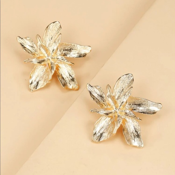 Bold Flower Petal Earrings - Picture 4 of 7